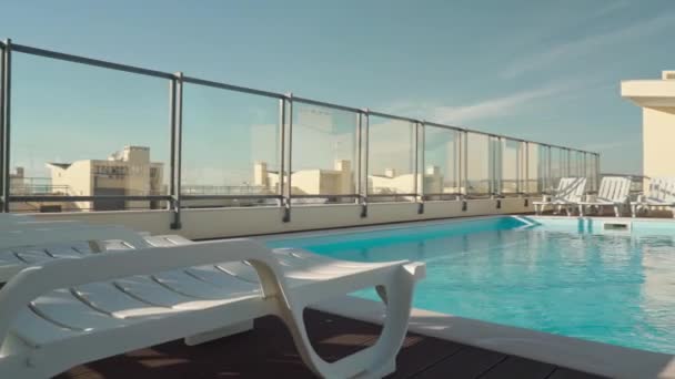 Piscina Com Água Azul Telhado Casa Hotel Espreguiçadeiras Para Descansar — Vídeo de Stock