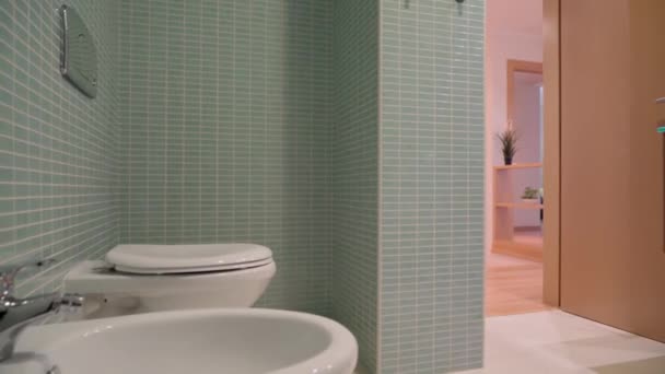 Modern Fürdőszoba Káddal Vel Egy Szállodai Házban Ajtókat Kinyitni Nappali — Stock videók