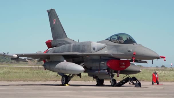 Militaire Supersonische Vechter Landingsbaan Geparkeerd Wachtend Een Militaire Missie Het — Stockvideo