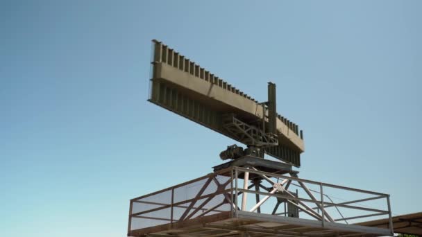 Sinyallerin Iletilmesi Alınması Için Endüstriyel Askeri Radarın Yanı Sıra Askeri — Stok video