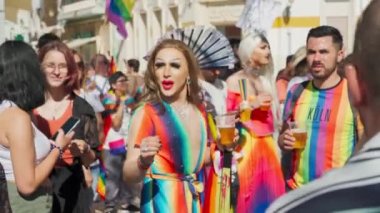 LGBT onur yürüyüşü, geleneksel olmayan oryantasyon yapan insanları desteklemek için LGBT topluluğunun bayrakları, müzik kamyonu. Portekiz, Faro, 25 Haziran 2022 Rua Santo Antonio Baixa Faro