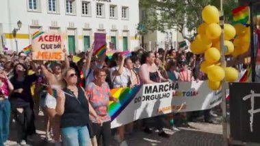 LGBT onur yürüyüşü, geleneksel olmayan oryantasyon yapan insanları desteklemek için LGBT topluluğunun bayrakları, müzik kamyonu. Portekiz, Faro, 25 Haziran 2022 Rua Santo Antonio Baixa Faro