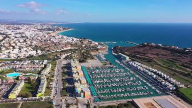 Resimli turistik Albufeira kasabası perspektifli yat ve gemiler için marinadaki deniz koyunun hoş bir görüntüsü. Portekiz, Algarve. Yüksek kalite 4k görüntü