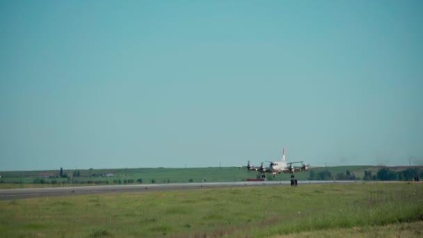 Αεροσκάφος Που Προσγειώνεται Στο Αεροδρόμιο Μετά Από Στρατιωτική Αποστολή Υψηλής — Αρχείο Βίντεο