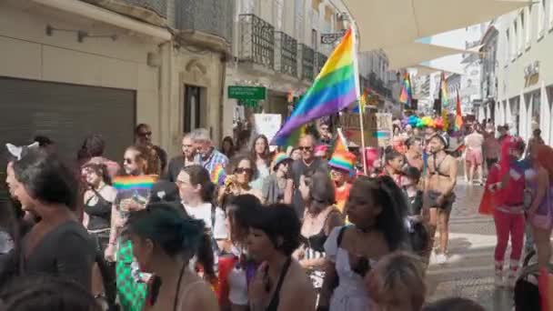 Desfile Orgullo Lgbt Apoyo Personas Orientación Tradicional Personas Alegres Banderas — Vídeos de Stock