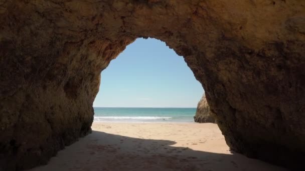 Uscire Una Grotta Buia Triste Una Spiaggia Mare Caldo Luce — Video Stock