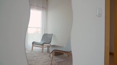 Tuvaletteki sandalyelerin yaratıcı video yansıması. Yüksek kalite 4k görüntü
