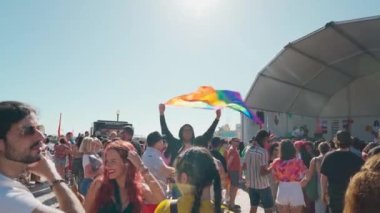 LGBT onur yürüyüşü, geleneksel olmayan oryantasyon yapan insanları desteklemek için LGBT topluluğunun bayrakları, müzik kamyonu. Portekiz, Faro, 25 Haziran 2022 Rua Santo Antonio Baixa Faro