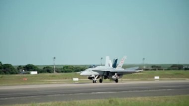 Bir askeri jet uçağı taktik eğitim uçuşundan sonra indi. Gemide canlı füzelerle. Yüksek kalite 4k görüntü
