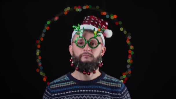 Jeune Homme Dans Chapeau Père Noël Avec Des Jouets Sur — Video