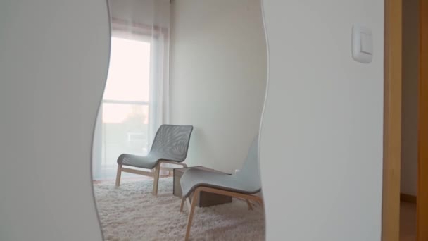 客厅里椅子的创造性视频反映 高质量的4K镜头 — 图库视频影像
