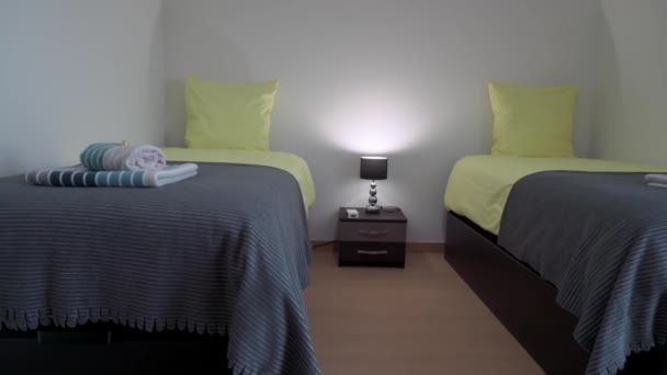 Klassieke Slaapkamer Met Twee Bedden Een Lampenkap Een Budget Hotel — Stockvideo