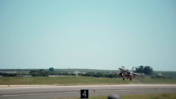 軍用ジェット戦闘機が戦術訓練飛行に出発する 敵を倒すために戦闘ミサイルを搭載しています 高品質のフルHd映像 — ストック動画