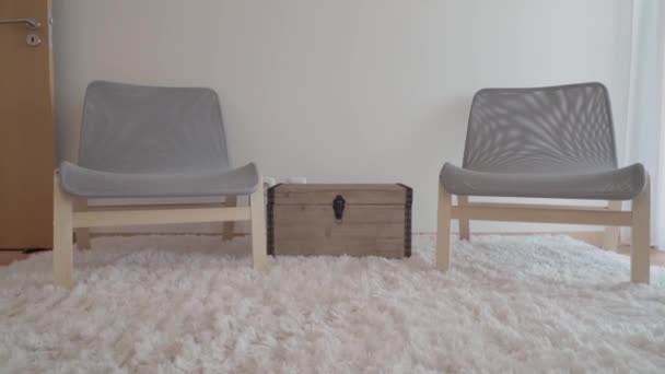 Lounge Krzesła Jako Minimalistyczne Szczegóły Dekoracji Salonu Skrzynią Rzeczy Wysokiej — Wideo stockowe