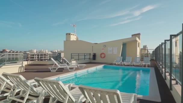 Medence Kék Vízzel Hotel Tetején Pihenőágyak Nyaralni Kiváló Minőségű Felvételek — Stock videók