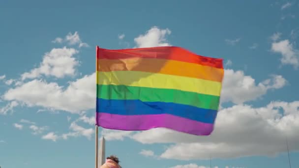 Bandiera Lgbt Sventola Nel Vento Durante Parata Del Gay Pride — Video Stock