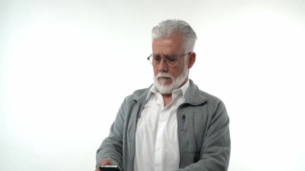 Ένας Ηλικιωμένος Άνθρωπος Εξετάζει Ένα Smartphone Gesticulating Συναισθήματα Αντίδραση Loary — Αρχείο Βίντεο