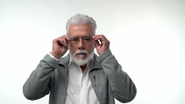 Äldre Man Pensionär Sätter Glasögon Och Uttrycker Olika Känslor Med — Stockvideo