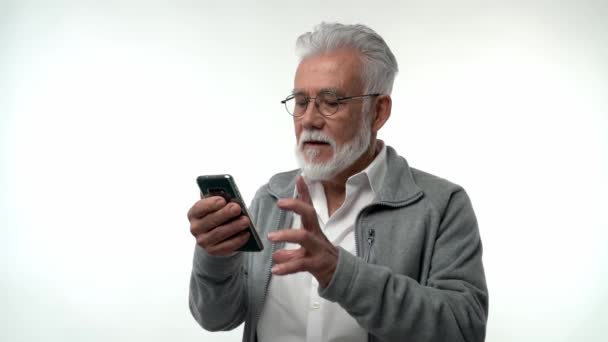 Homem Idoso Olha Para Smartphone Gesticulando Com Emoções Reação Jogos — Vídeo de Stock
