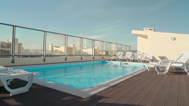 Piscina Com Água Azul Telhado Casa Hotel Espreguiçadeiras Para Descansar — Vídeo de Stock