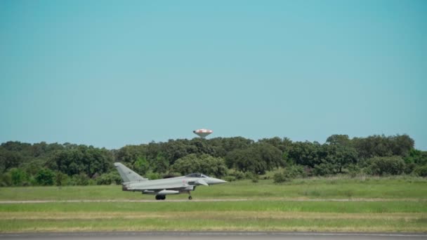 Militaire Supersonische Vechter Landingsbaan Voordat Hij Opstijgt Een Geheime Missie — Stockvideo