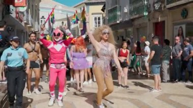 LGBT onur yürüyüşü, geleneksel olmayan oryantasyon yapan insanları desteklemek için LGBT topluluğunun bayrakları, müzik kamyonu. Portekiz, Faro, 25 Haziran 2022 Rua Santo Antonio Baixa Faro