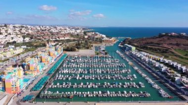 Resimli turistik Albufeira kasabası perspektifli yat ve gemiler için marinadaki deniz koyunun hoş bir görüntüsü. Portekiz, Algarve. Deniz manzaralı