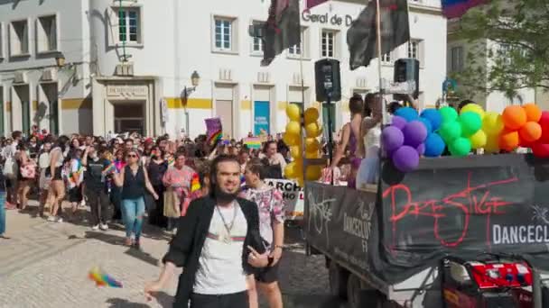 Desfile Orgulho Lgbt Apoio Pessoas Orientação Não Tradicional Bandeiras Pessoas — Vídeo de Stock