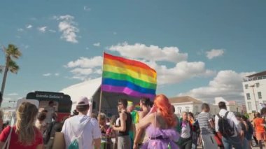 LGBT onur yürüyüşü, geleneksel olmayan oryantasyon yapan insanları desteklemek için LGBT topluluğunun bayrakları, müzik kamyonu. Portekiz, Faro, 25 Haziran 2022 Rua Santo Antonio Baixa Faro
