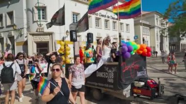 LGBT onur yürüyüşü, geleneksel olmayan oryantasyon yapan insanları desteklemek için LGBT topluluğunun bayrakları, müzik kamyonu. Portekiz, Faro, 25 Haziran 2022 Rua Santo Antonio Baixa Faro