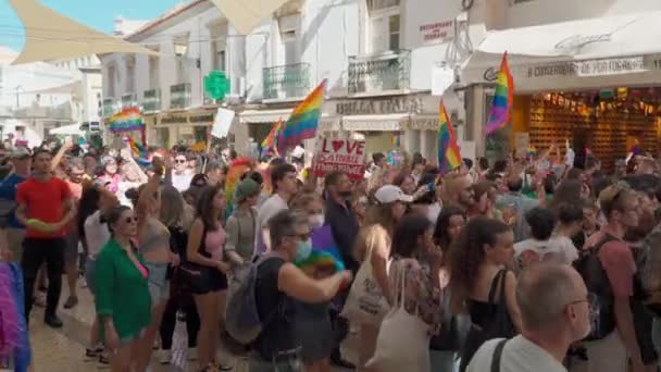 Desfile Orgullo Lgbt Apoyo Personas Orientación Tradicional Personas Alegres Banderas — Vídeo de stock