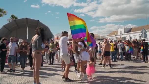 Desfile Orgullo Lgbt Apoyo Personas Orientación Tradicional Personas Alegres Banderas — Vídeos de Stock