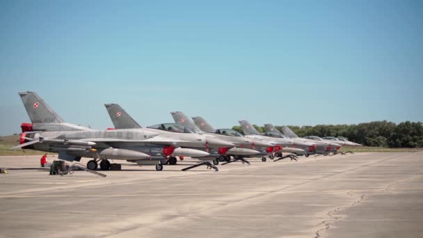 Los Aviones Combate Supersónicos Militares Están Estacionados Pista Aterrizaje Esperando — Vídeo de stock