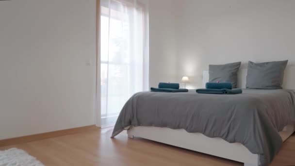 传统公寓的经典卧房 用来休息和睡觉 毛巾上有糖果有稳定器的移动 — 图库视频影像