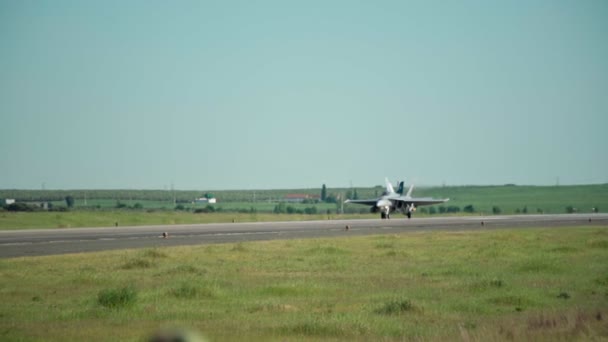 Ein Kampfjet Des Militärs Landet Auf Einem Taktischen Trainingsflug Mit — Stockvideo