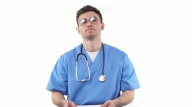 Doktor ya da hemşire teşhisi yazmadan önce beyaz bir arkaplanda elinde bir defter tuttuğunu düşünür. İş yerinde tıbbi personel kavramı. Yüksek kaliteli FullHD görüntüler