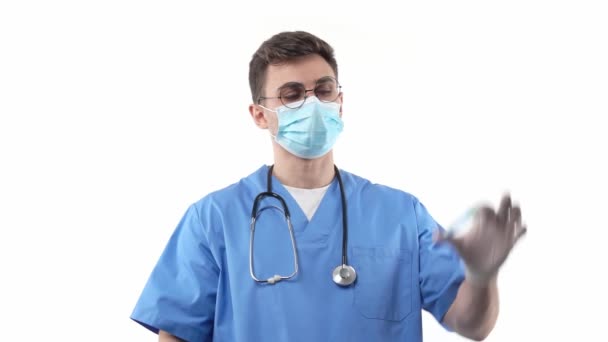 Lekarz Lub Pielęgniarka Laboratoryjna Potrząsa Probówką Niebieskim Odczynnikiem Chemicznym Koncepcja — Wideo stockowe