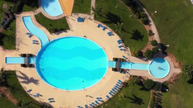 Turistler için turistik bir bölgede yeşil çimenli yuvarlak yüzme havuzu. Yüksek kalite 4k görüntü