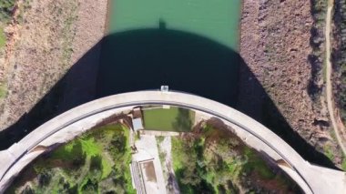 Hava görüntüsü. Drone, Bravura Barajı 'nın üzerinde çekim yapıyor. Düşük seviyede güney suyu ve yağmursuz. Yüksek kalite 4k görüntü