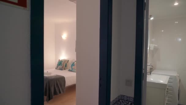 走向一个有床的卧室 一个有洗脸盆的厕所和酒店的镜子 高质量的4K镜头 — 图库视频影像