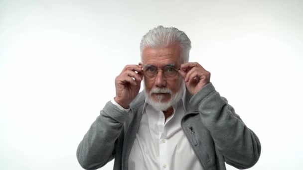 Idoso Pensionista Coloca Óculos Expressa Emoções Diferentes Com Surpresa Conceito — Vídeo de Stock