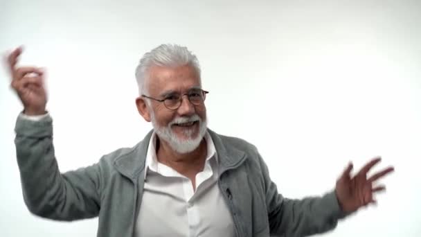 Een Gepensioneerde Oude Man Met Een Bril Een Baard Danst — Stockvideo