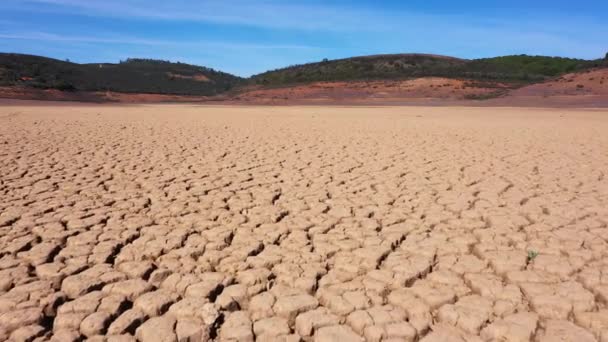 공중에서 가뭄으로 간넓은 갈라진 땅이다 없어서 온난화의 — 비디오