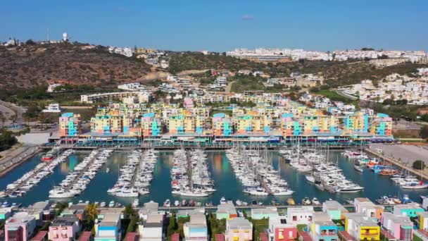 Resimli Turistik Albufeira Kasabası Perspektifli Yat Gemiler Için Marinadaki Deniz — Stok video