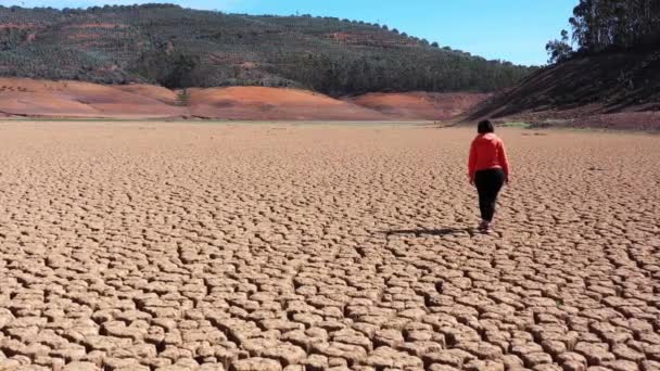 Mujer Caminando Por Áreas Secas Con Textura Tierra Seca Agrietada — Vídeos de Stock