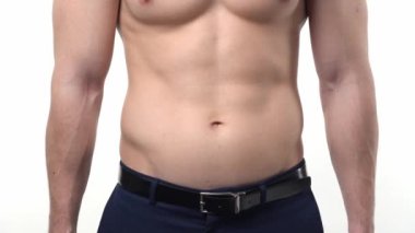 Beyaz arka planda ofis pantolonu içinde erkek atletik kaslı gövde. Modern sağlıklı adam kavramı. Yüksek kaliteli FullHD görüntüler