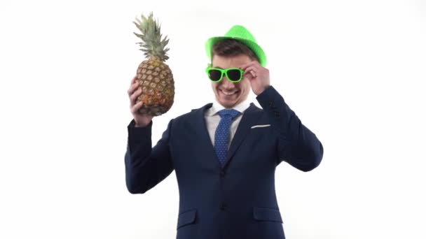 Młody Biznesmen Garniturze Zwolnionym Tempie Tańczy Ananasem Zakłada Niego Okulary — Wideo stockowe
