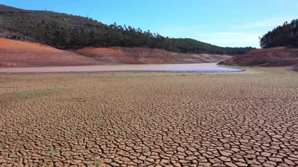 Большой Участок Треснувшей Почвы Длительной Засухи Сухая Земля Трещинами Сухой — стоковое видео