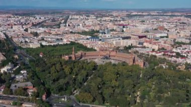 Güneşli bir günde, Sevilla İspanya 'da eski bir Avrupa şehrinin havadan çekilmiş görüntüleri. Yüksek kalite 4k görüntü
