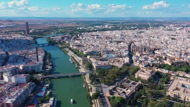 晴れた日の夏には スペインのセビリアで古い歴史的なヨーロッパの都市の空中ショット 高品質4K映像 — ストック動画